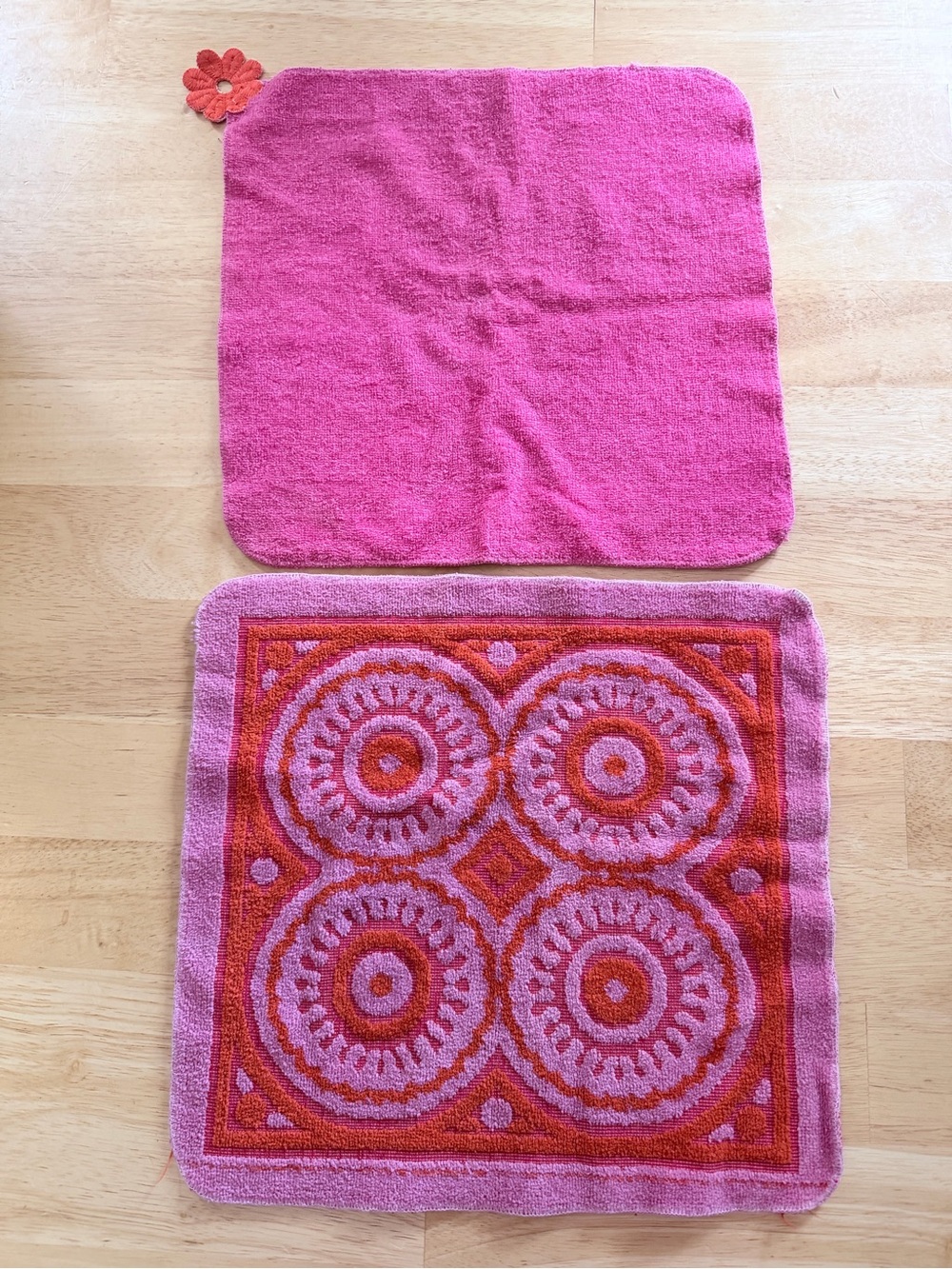 Vintage 70s Fieldcrest Hot Pink Orange Sculpted Medallion Floral Wash Cloths 2